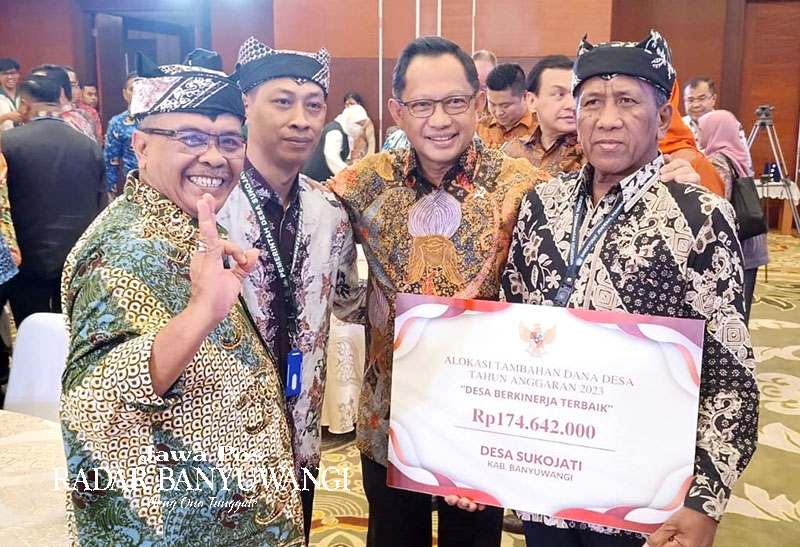 MEMBANGGAKAN: Kades Sukojati Untung Suripno (kanan) didampingi Sekretaris DPMD Choliqul Ridha berfoto dengan Mendagri Tito Karnavian usai menerima penghargaan dari Kemenkeu di Jakarta, Selasa (3/10).
