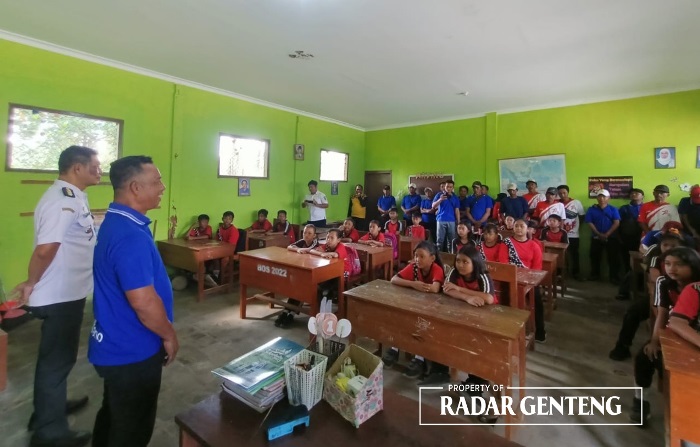 SEKARDADU: Camat Pesanggaran Agus Mulyadi bersama Korsda Pesanggaran Sugiyono memberikan materi Sekardadu pada siswa SDN 1 Sumberagung, Rabu (4/10).