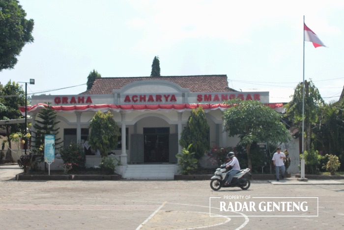 GERSANG: siswa SMAN 1 Pesanggaran di halaman sekolahnya yang berlokasi di Dusun Mulyosari, Desa Sumbermulyo, Kecamatan Pesanggaran, Rabu (4/10).