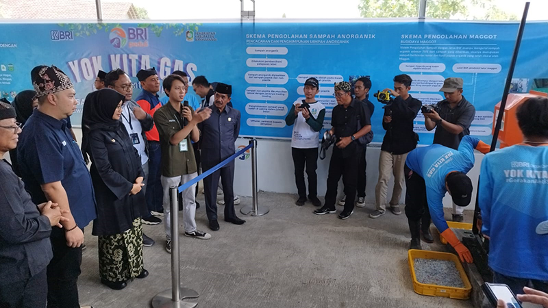 CEK LOKASI: Pemimpin Cabang BRI Banyuwangi, Ashri Agustian Mukti (dua dari kiri) mendampingi Bupati Ipuk melihat proses mesin pencacah sampah plastik di TPST Pasar Rogojampi yang baru diresmikan.