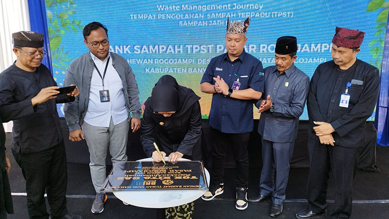 PERESMIAN: Bupati Banyuwangi, Ipuk Festiandani menandatangani prasasti BRI Peduli Gerakan Anti Sampah