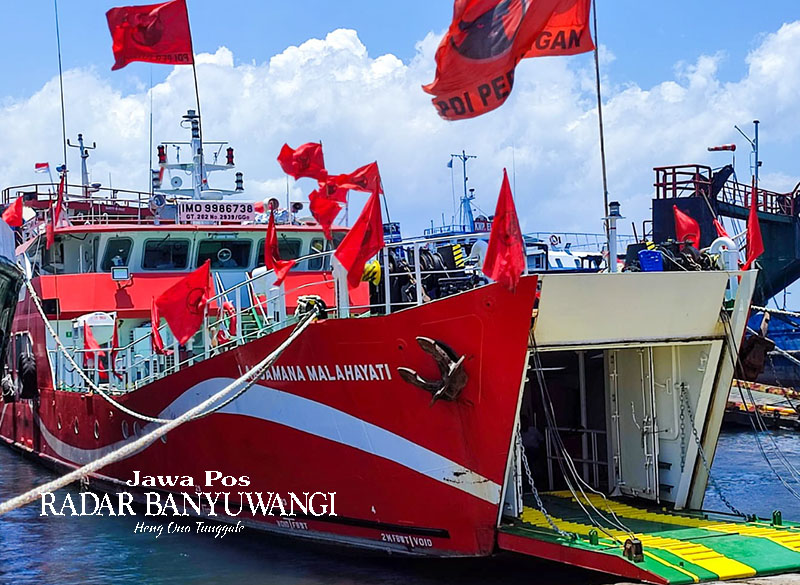 BERKELIR MERAH: Kapal RS Terapung Laksamana Malahayati yang mengangkut 20 kru bersandar di dermaga Banyuwangi Beach, Kamis (5/10).