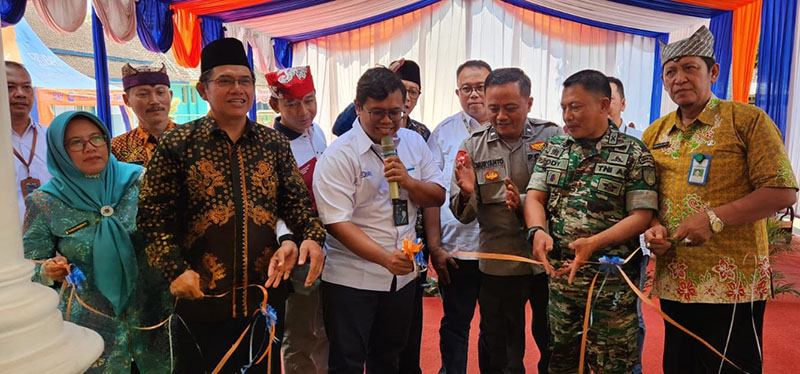 POTONG PITA: Pemimpin Cabang BRI Genteng, Adityo Budiatno (pegang mik) didampingi Hindunwati bersama Kepala Desa dan Forkopimka Glenmore saat meresmikan SDN Sepanjang 01 Glenmore, Jumat (6/10/2023)