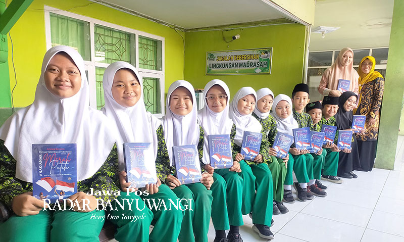 SIAP BERSAING: Siswa MI Islamiyah Rogojampi siap ambil bagian dalam Liga Puisi 3.