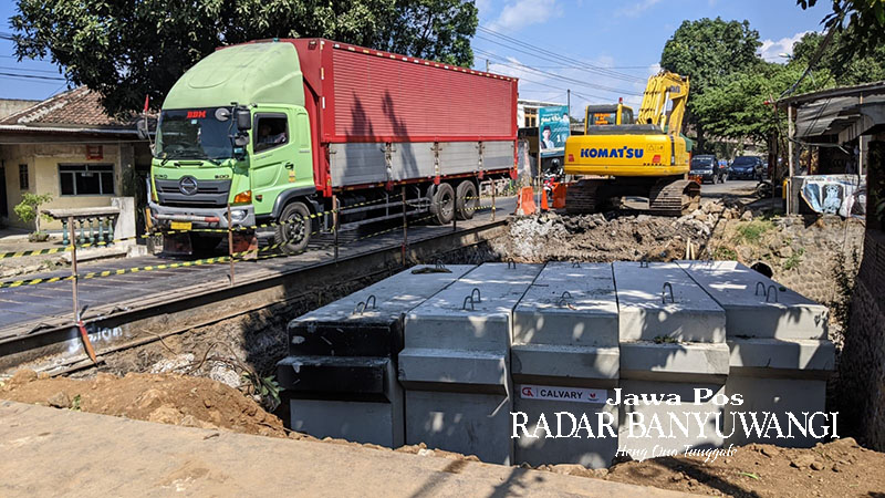 JALUR PADAT: Pembangunan jembatan di Jalan Raya Situbondo&ndash;Banyuwangi, tepatnya di Desa Alasbuluh, Wongsorejo, kerap menimbulkan kemacetan panjang terutama pada akhir pekan.