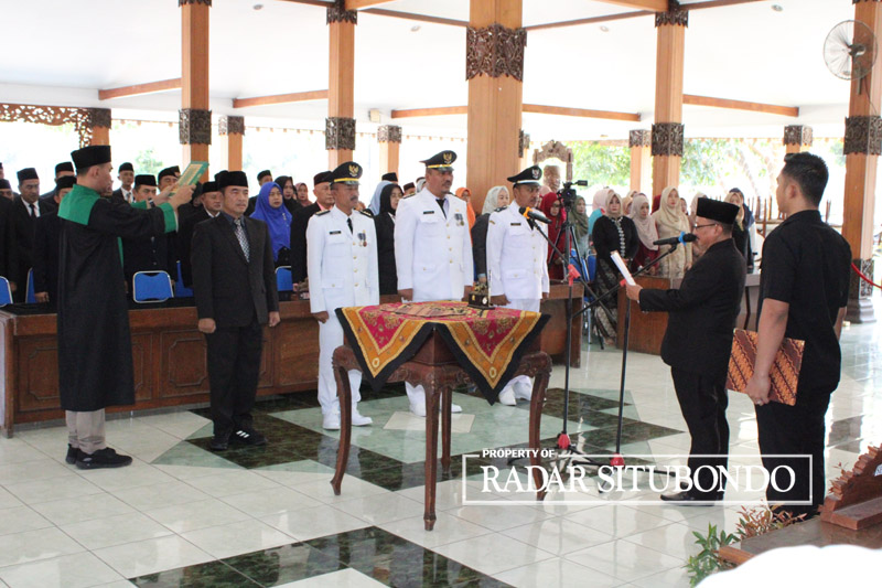 PENYEGARAN: Bupati Situbondo Drs Karna Suswandi melantik puluhan ASN di lingkungan Pemkab Situbondo, di Pendapa Aryo Situbondo, Jumat 96/10).