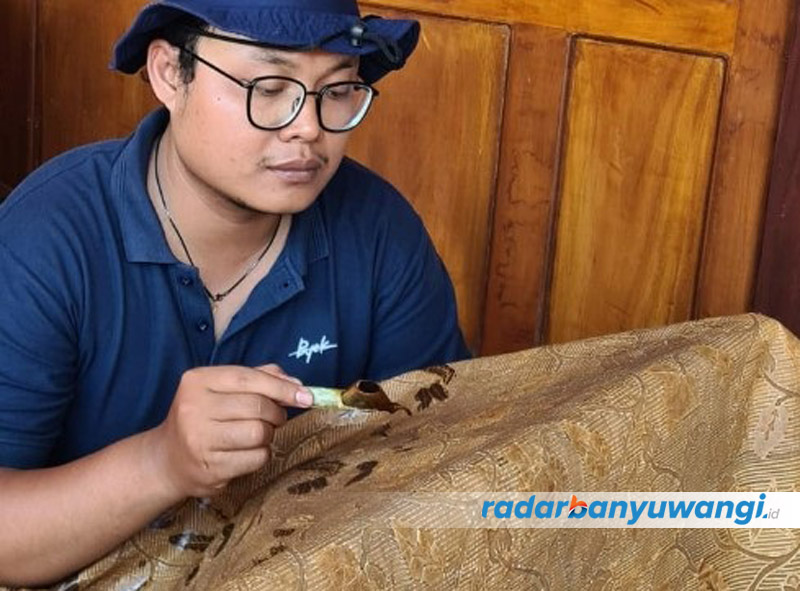 TELITI: Perajin batik melukis kain sesuai motif yang dipesan pembeli.