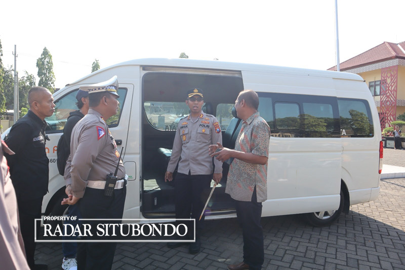 SERAH TERIMA: Kapolres Situbondo AKBP Dwi Sumrahadi Rakhmanto SH menyerahkan mobil dugaan penggelapan kepada putu Oka Sujiatka, pemilik mobil rental di halaman Mapolres Situbondo, Jumat (6/10).