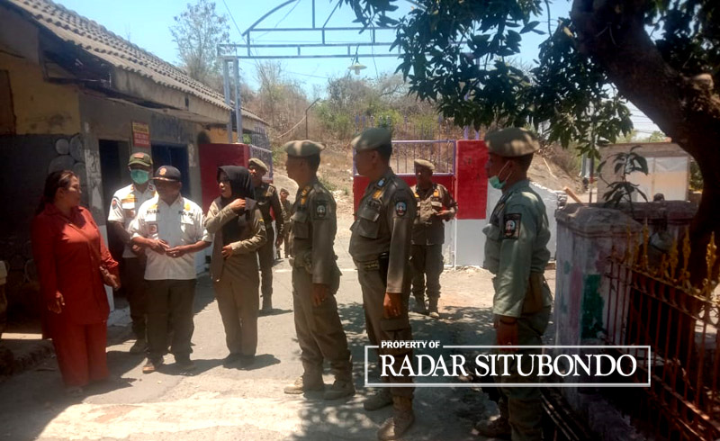 TURUN LAPANGAN: Kabid Tramtibmas, Maharani (tengah) bersama anggota Satpol-PP menemui warga yang ada di eks lokalisasi GS, Desa Kotakan, Kecamatan Kota, Rabu (4/10).