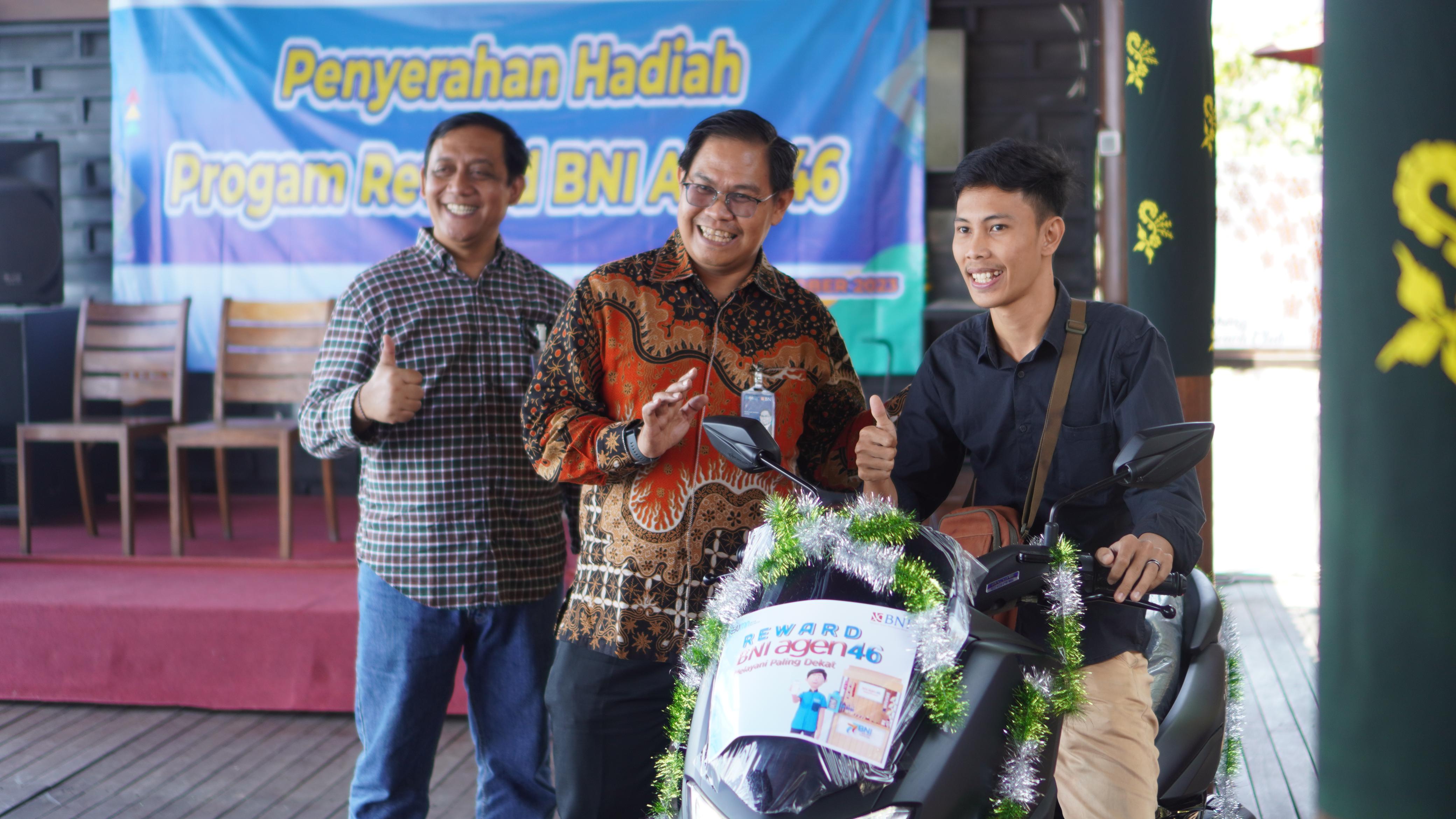 SIMBOLIS: Penyerahan hadiah program reward BNI untuk Agen 46 di wilayah Banyuwangi. Hadiah diserahkan oleh RCEO Wilayah 18, Area Head 1 BNI Banyuwangi, serta dihadiri para BNI Agen46, beberapa hari la
