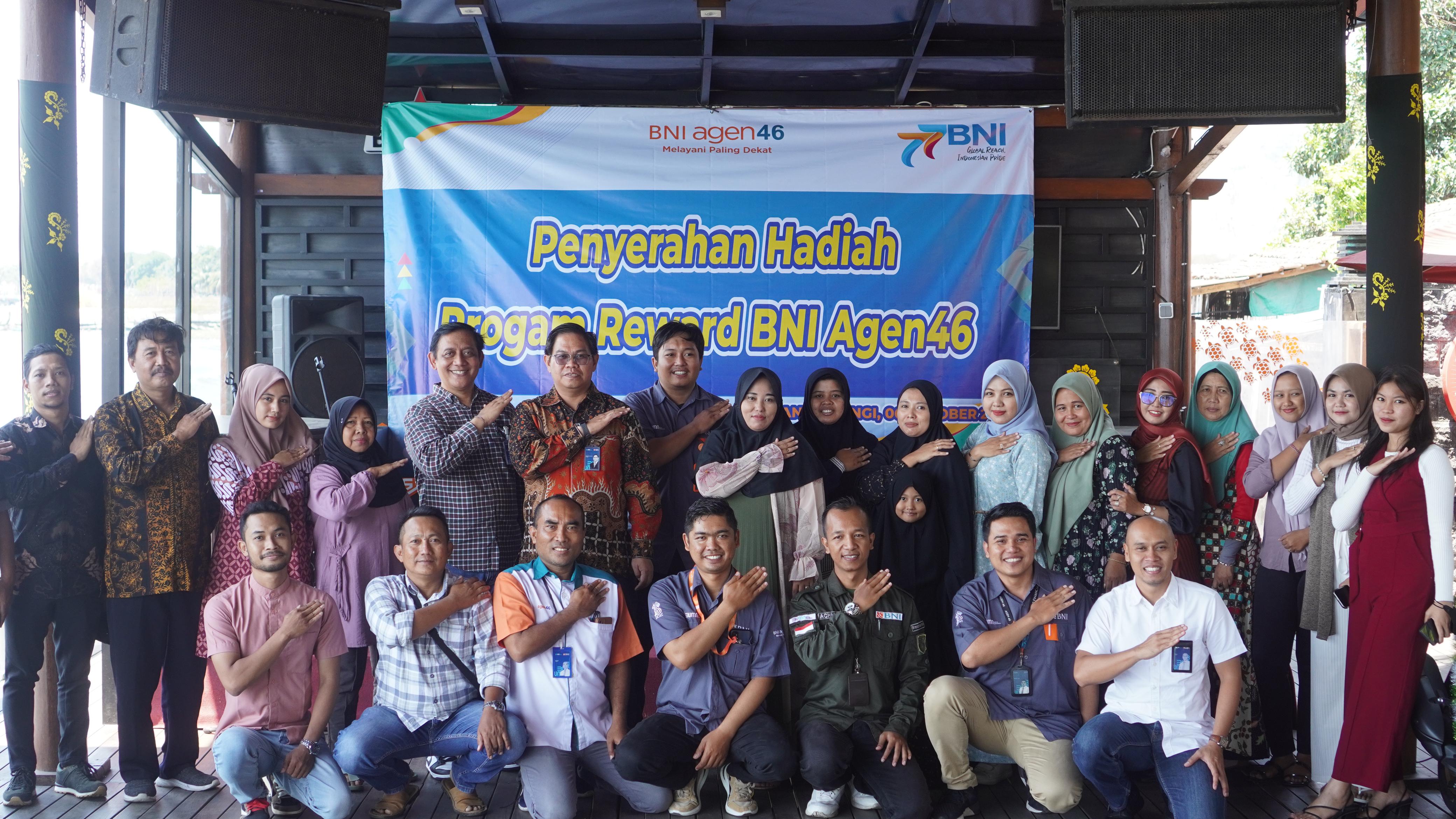 KOMPAK: RCEO Wilayah 18, Area Head 1 BNI Banyuwangi, serta para BNI Agen46 berkomitmen ikut mendorong inklusi keuangan dan memberikan manfaat nyata bagi penggunanya