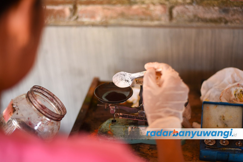 TELITI: Perajin batik mencampurkan sejumlah bahan baku untuk membuat warna yang pas sesuai selera pemesan.