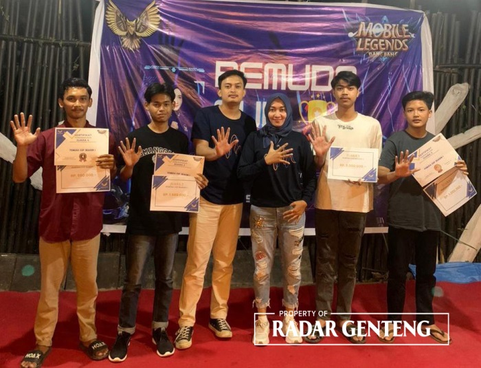 NOMOR LIMA: Bacaleg Partai NasDem dapil 4, Nurhidayah SH (tiga dari kanan) bersama para pemenang turnamen Mobile Legend di Zig Zag Caf&eacute;, Desa Kebondalem, Kecamatan Bangorejo, Minggu (8/10) malam.