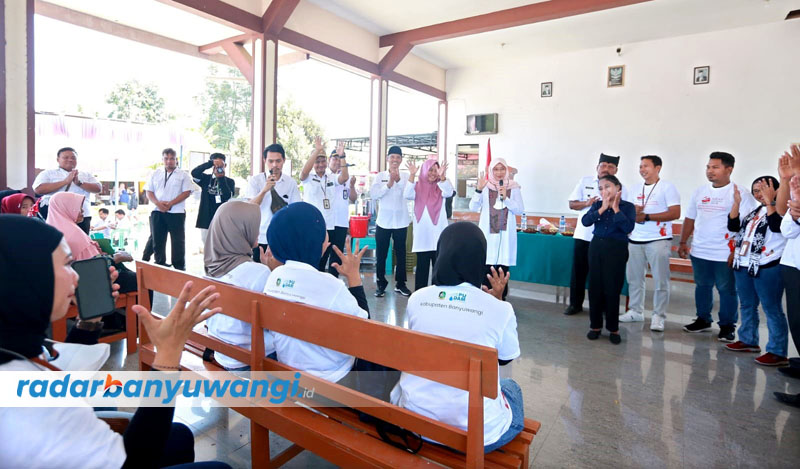 DUTA DAERAH: Bupati Ipuk memberi semangat para penari disabilitas yang tengah barlatih di aula Balai Desa Bagorejo, Kecamatan Srono, Banyuwangi, Rabu (4/10).