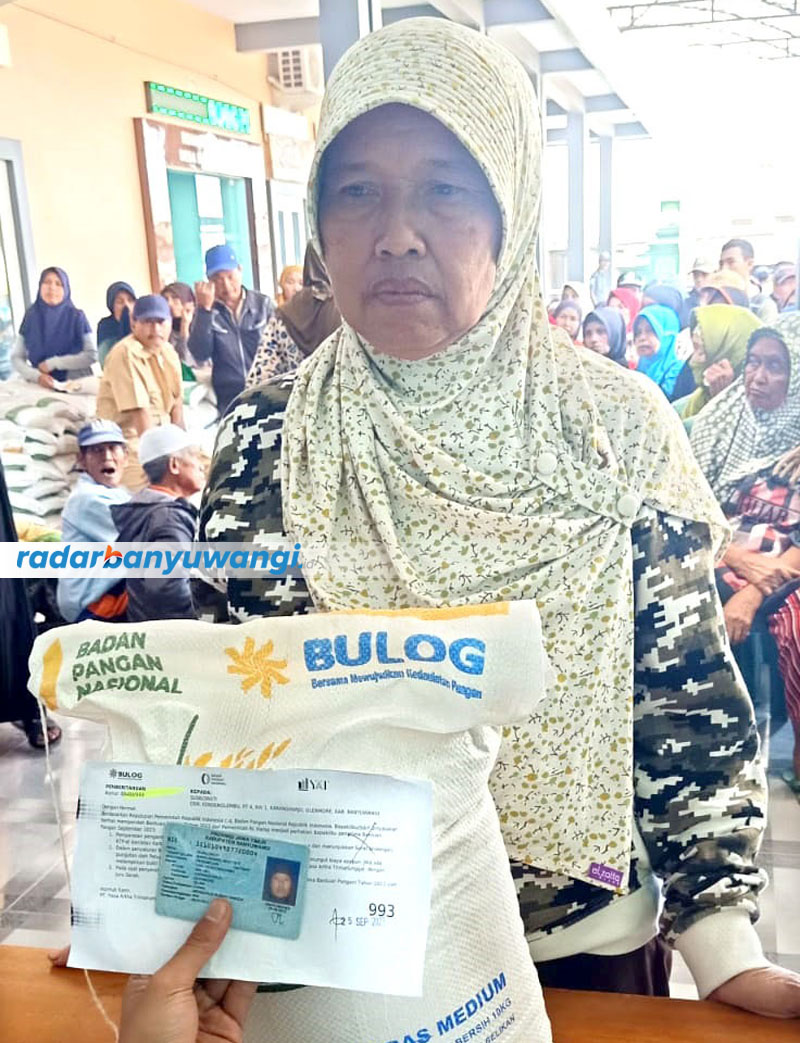 BANTUAN PANGAN: Warga Kecamatan Glenmore, Banyuwangi, menerima bantuan sosial berupa beras. Agar bantuan benar-benar tepat sasaran, pemkab memperbarui data penerima setiap bulan.