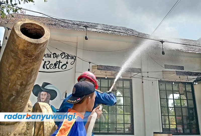 KENA PANAS: Atap restoran tempat wisata Akbar Zoo di Desa Paspan, Kecamatan Glagah, Banyuwangi, terbakar Sabtu pagi (7/10).