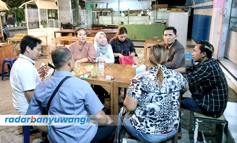 MINTA UANG KEMBALI: Sejumlah korban FEC berkumpul di depan Mapolresta Banyuwangi usai dilakukan pemeriksaan, Minggu (8/10).