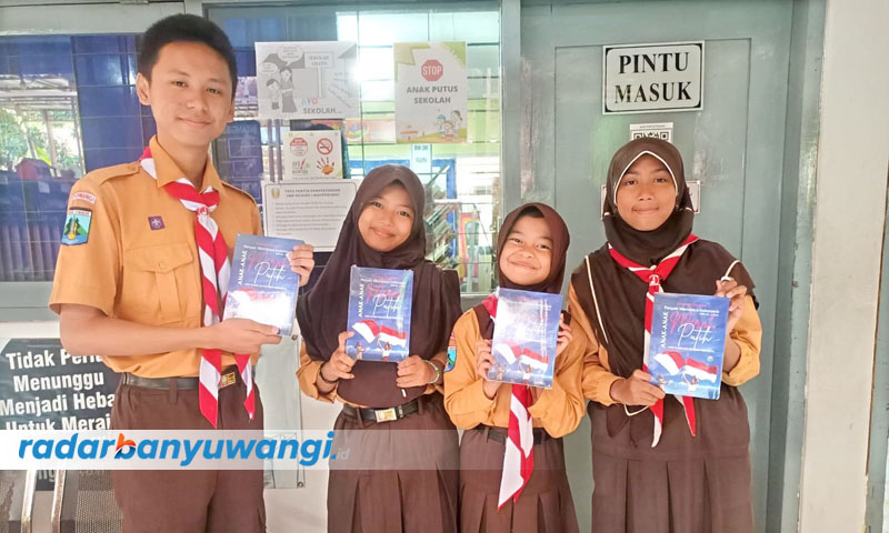 BUKU MERAH PUTIH: Empat siswa SMPN 3 Banyuwangi telah mendaftar sebagai peserta Liga Puisi 3.