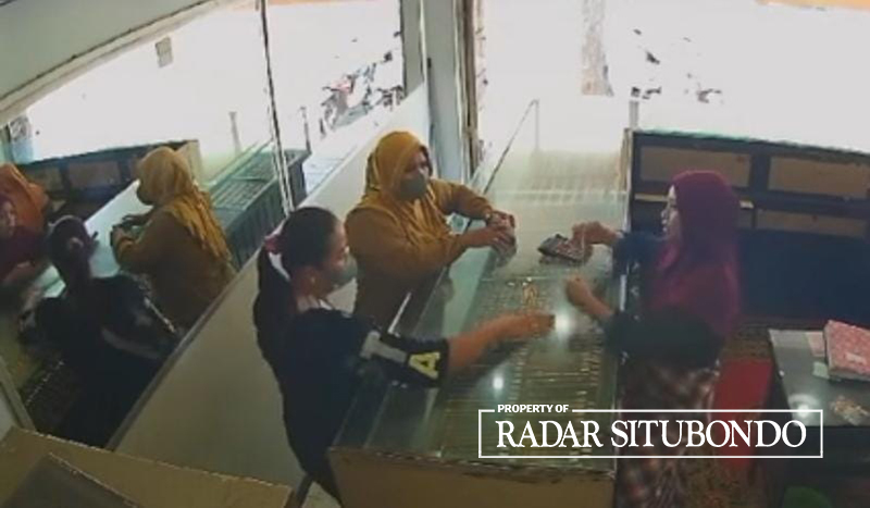 BERDUA: Dua pelaku terduga pencurian emas terekam CCTV di toko emas Zaki Mulya Pasar Panji, Selasa lalu (5/10).