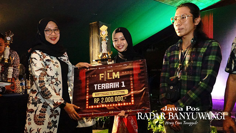 APRESIASI: Bupati Ipuk serahkan uang pembinaan secara simbolis kepada juara I BFF di Gedung Juang 45 Banyuwangi.