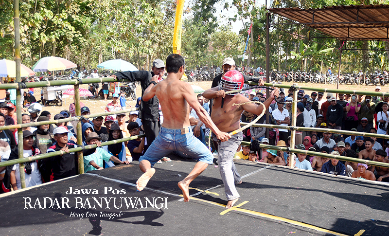 MINTA HUJAN: Suhu siang hari di Banyuwangi mencapai 38 derajat Celsius. Sudah sebulan lebih hujan tak kunjung turun. Warga pun menggelar ritual tiban untuk minta hujan di Desa Tamanagung, Cluring.
