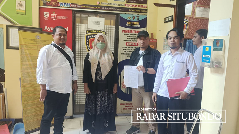 DIAPIT POLISI: Baqiatus Soliha (dua dari kiri) warga Kecamatan Besuki, Situbondo, dimasukkan ke ruang tahanan Polres Situbondo, Selasa (9/10).