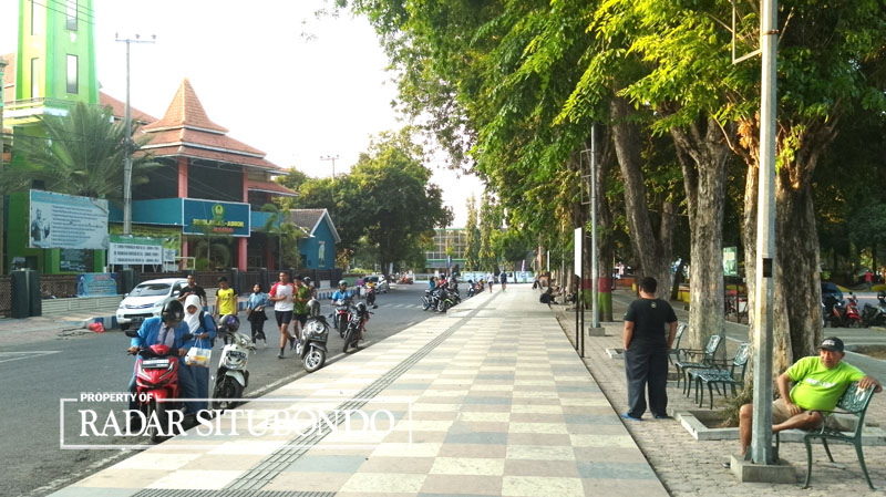 FASILITAS UMUM: Trotoar Alun-Alun Situbondo dimanfaatkan warga untuk berolahraga dan bersantai, di Kelurahan Patokan, Kecamatan Kota, Selasa (10/10).