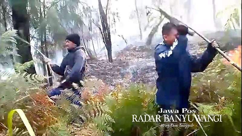 ALAT SEADANYA: Petugas dari RKW 18 Kawah Ijen dibantu relawan dan pelaku wisata memadamkan api di dekat Kalipait, kawasan Cagar Alam Kawah Ijen, Selasa siang (10/10).