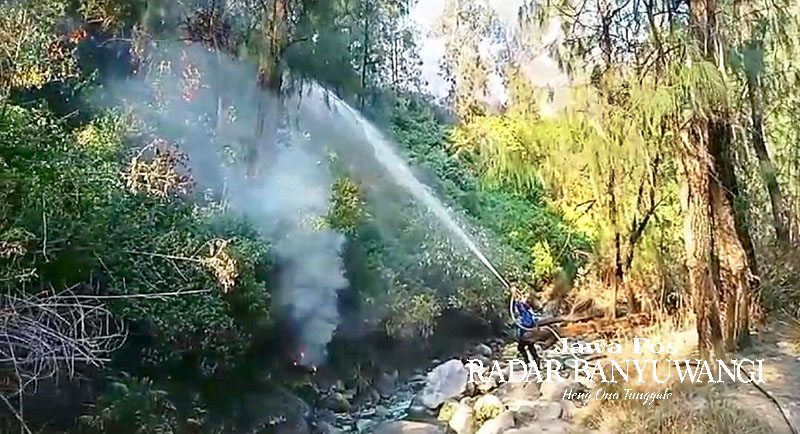 CEGAH REMBETAN API: Relawan dan petugas BKSDA memadamkan sisa-sisa api yang membakar kawasan Gunung Ijen, Rabu (11/10).