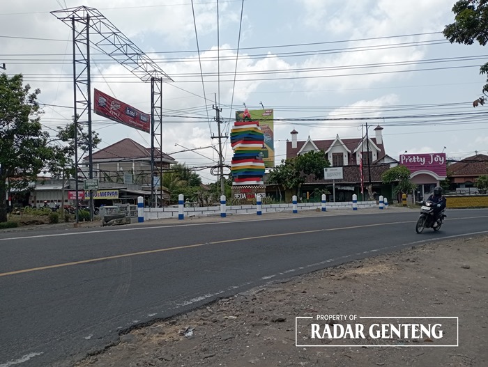 WASPADA: Tugu di jalan menikung Yos Kafe Dusun Krajan, Desa Yosomulyo, Kecamatan Gambiran membawa manfaat bagi pengguna jalan saat malam hari, Kamis (12/10).