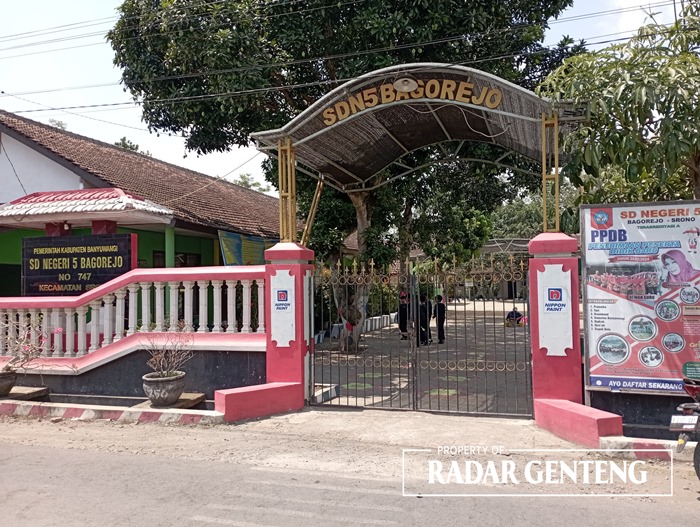 LENGANG: Para siswa SDN 5 Bagorejo, Kecamatan Srono bermain di halaman setelah orang tuanya menggeruduk sekolahnya, Kamis (12/10).