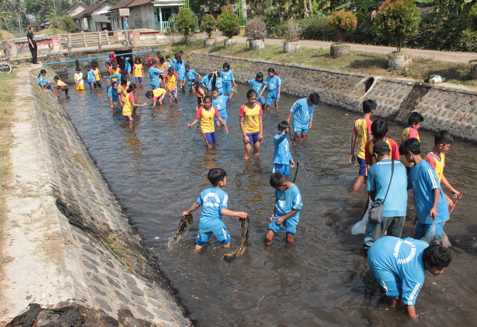 SEKARDADU: Siswa SDN 7 Karangsari, Kecamatan Sempu dan Korsda Genteng turun ke sungai untuk membersihkan sampah Jumat (13/10).
