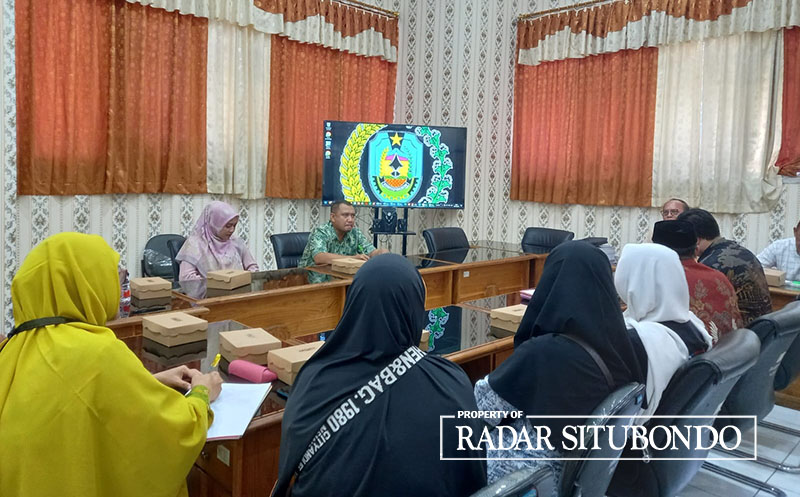 HEARING: Komisi IV DPRD Situbondo mendengarkan keterangan yang disampaikan SMPN 4 Situbondo atas dugaan pungli, Jumat (13/10).