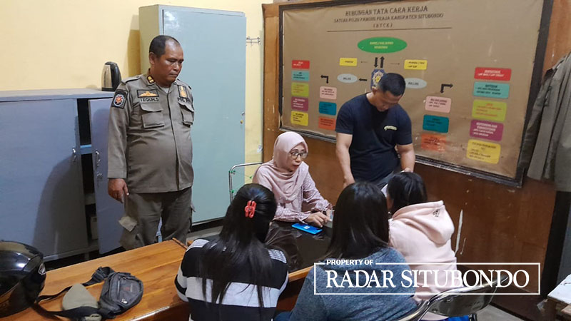 TERCIDUK: Tiga Pekerja Seks Komersial (PSK) dimintai keterangannya di kantor Satpol PP Situbondo, Kamis malam (13/10).