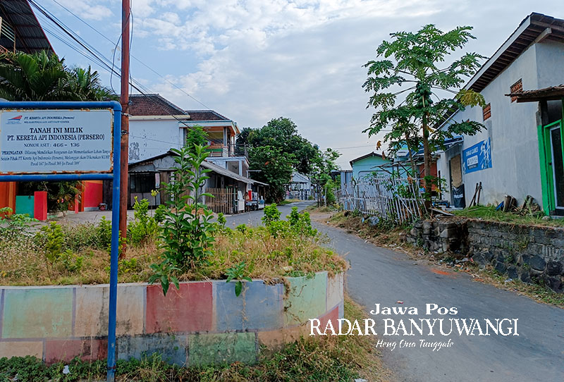 TANDA: Papan pengumuman aset PT KAI dipasang di tengah ruas jalan di selatan Stasiun Lama Banyuwangi di Kelurahan Karangrejo, Banyuwangi.