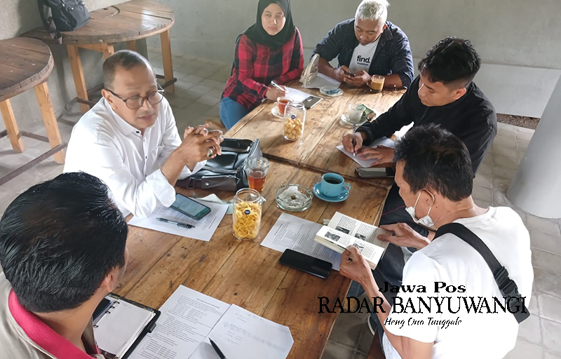 Dewan Juri Liga Puisi 3 membahas indikator penilaian untuk peserta lomba baca puisi di Grha Pena Banyuwangi, Jumat (13/10).