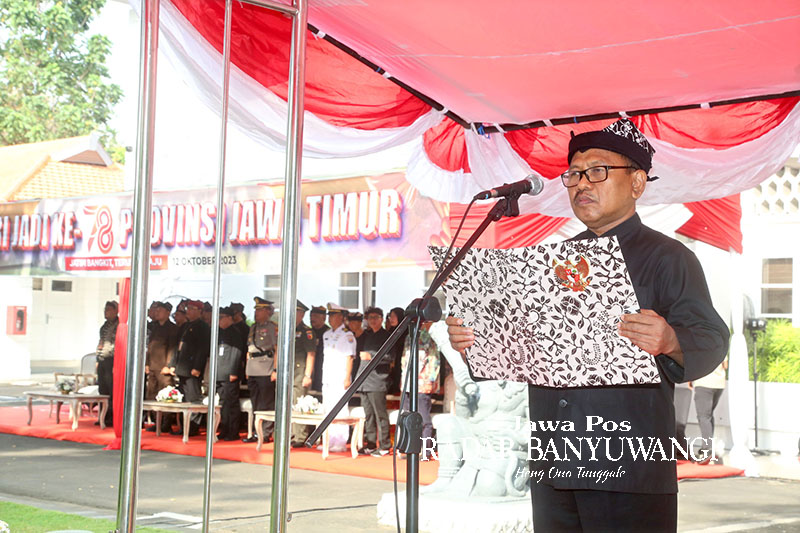 BACAKAN AMANAT: Wabup Sugirah memimpin upacara peringatan HUT ke-18 Provinsi Jatim di halaman kantor Pemkab Banyuwangi, Kamis (12/10).