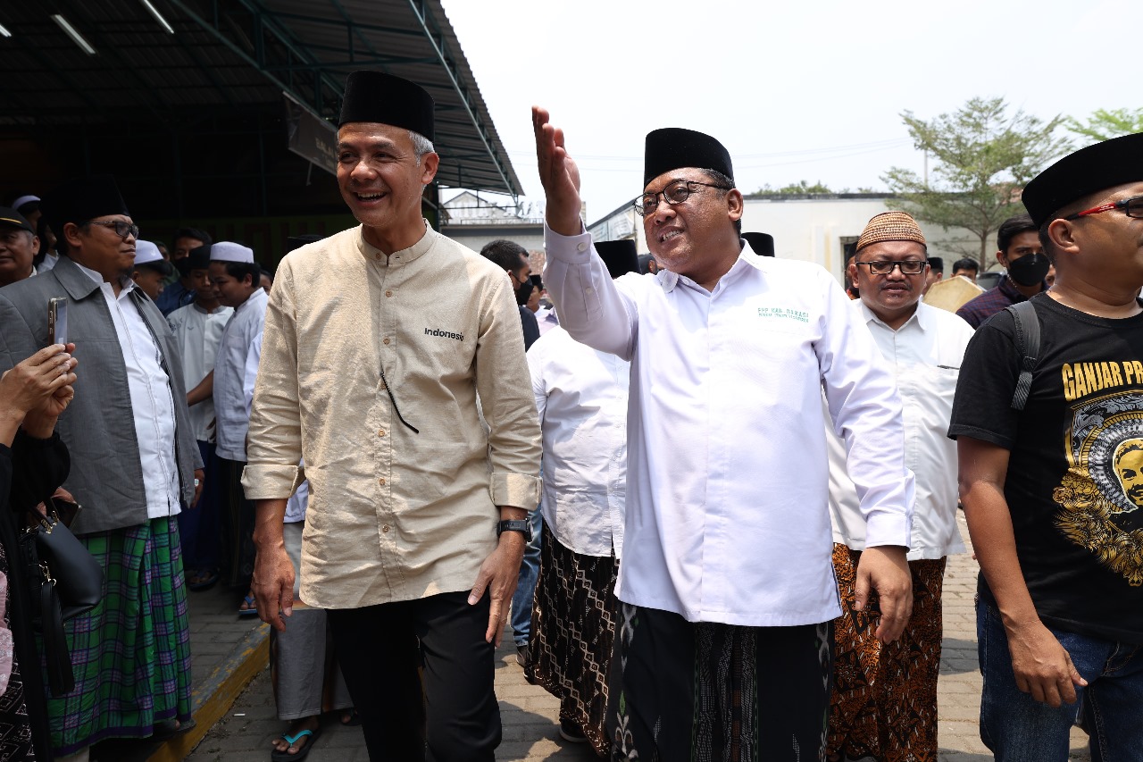 SILATURAHMI: Ganjar Pranowo berkunjung ke pesantren Motivasi Indonesia di Kecamatan Setu, Kabupaten Bekasi, Jawa Barat, pada Jumat (6/10).