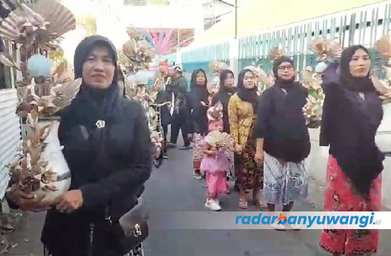 Warga Kelurahan Lateng, Kecamatan/Kabupaten Banyuwangi menggelar Pawai Endog-Endogan memperingati Maulid Nabi Muhammad SAW, Sabtu (14/10).