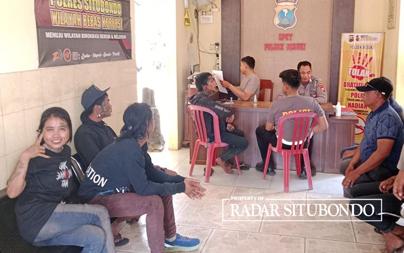 DIAMANKAN POLISI: Enam anak punk diamankan ke Mapolsek Besuki, Situbondo, Sabtu lalu (14/10).