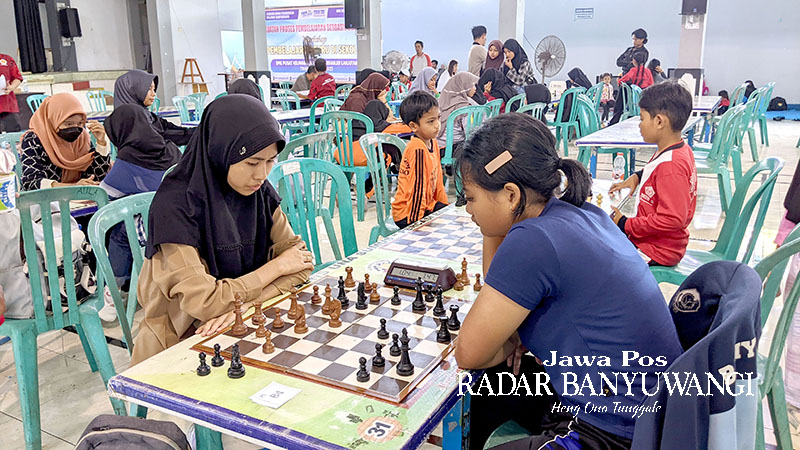 KEJAR KUOTA: Atlet-atlet catur bertandi di Kejurkab Catur Junior di Aula SMKN 1 Glagah, Minggu (15/10)