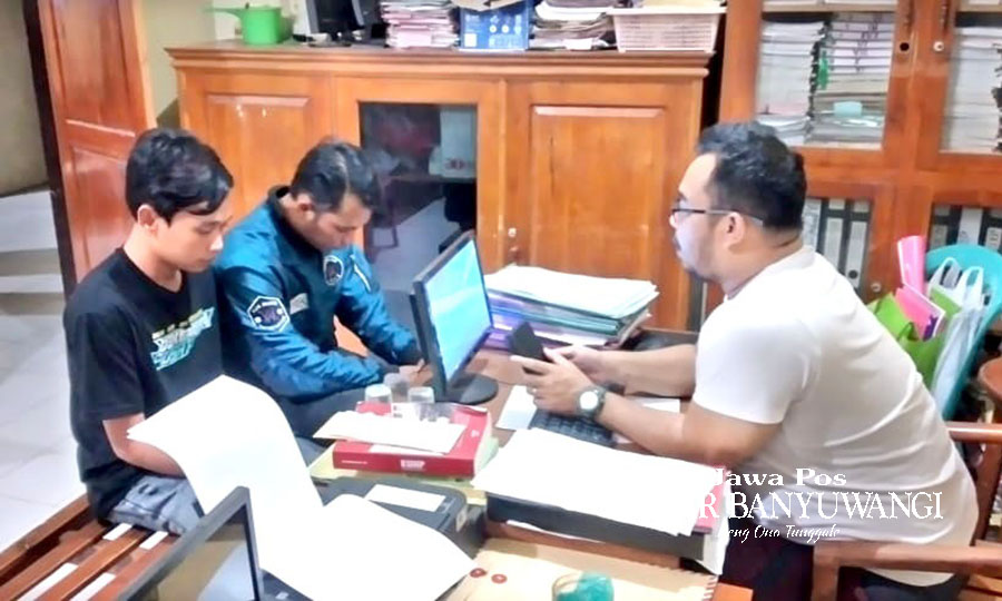 Andi Bambang dan Tegar Dwi Adi dimintai keterangan penyidik Polsek Wongsorejo, kemarin (15/10). Pembangunan jembatan di Wongsrejo memicu kemacetan panjang pada jam-jam tertentu.
