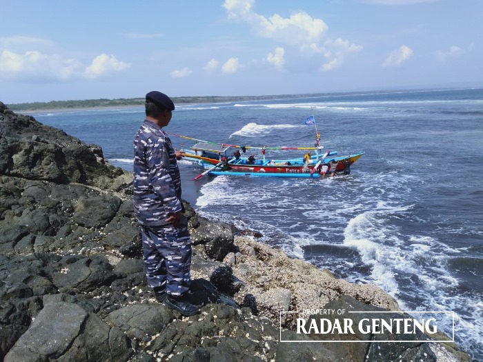 TERGULUNG OMBAK: Anggota TNI AL Pos Grajagan menunjukkan Perairan Plawangan di Laut Grajagan yang dikenal ombaknya ganas dan angker, Minggu (15/10).