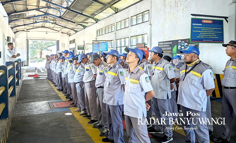 DIBINA: Ratusan jukir resmi mendapat pembinaan dari petugas di Kantor Dishub Banyuwangi, Minggu (15/10).