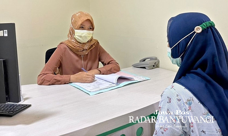 TELATEN: dr Eka Devinta Novi Diana Sp Dv mengedukasi pasien yang akan melakukan tindakan electrocauter di RSU Bhakti Husada, Krikilan, Kecamatan Glenmore.