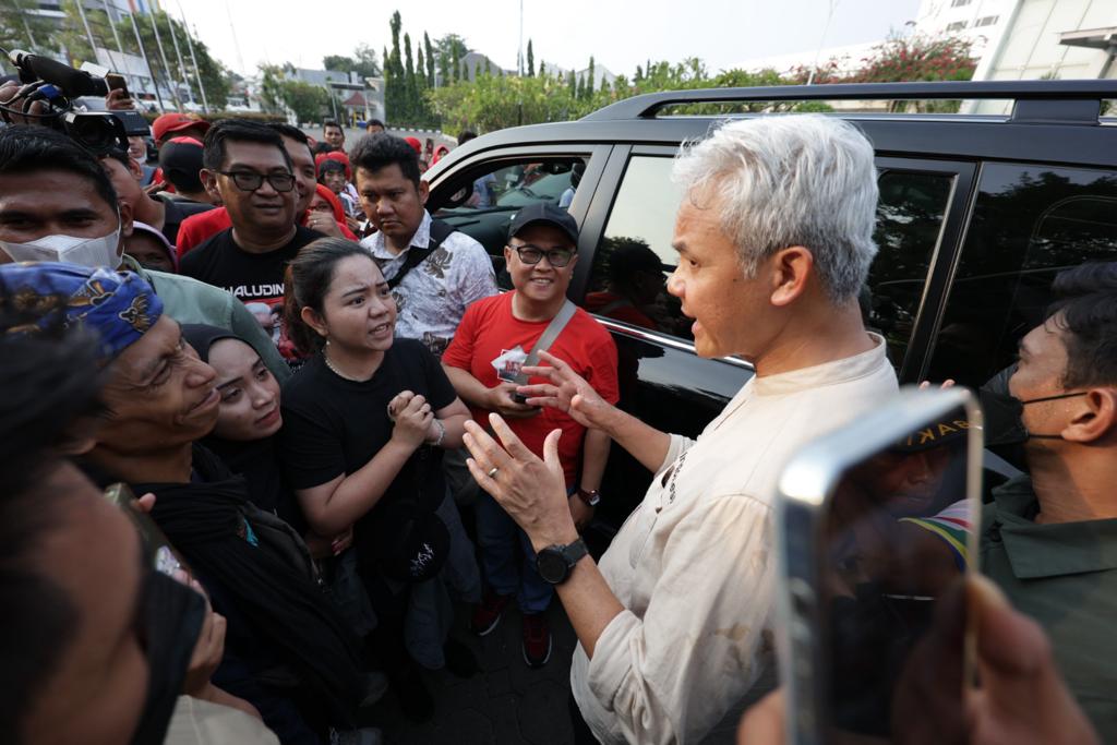 KENA PHK: Layla dan Onit mengadu kepada Ganjar Pranowo di depan Balai Kota Cirebon pada Minggu (8/10).