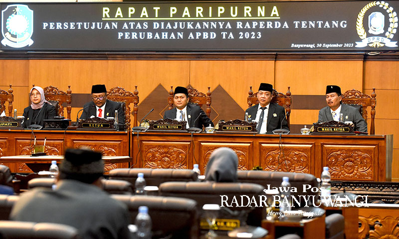 (Dari kiri) Bupati Ipuk Fiestiandani bersama Ketua DPRD I Made Cahyana Negara dan tiga wakil ketua dewan, M. Ali Mahrus, Michael Edy Hariyanto, dan Ruliyono mengikuti paripurna beberapa waktu lalu.