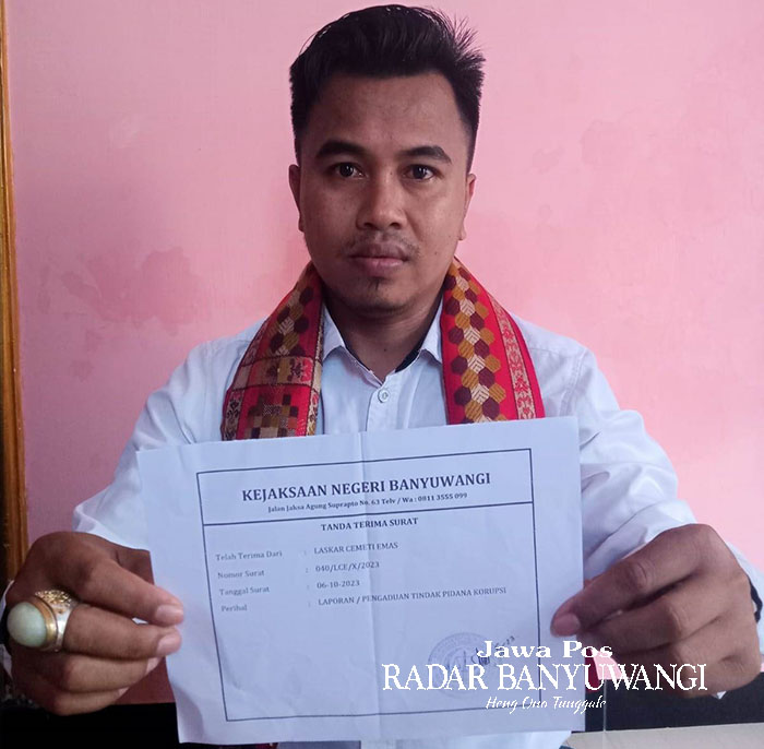 BONGKAR KORUPSI: Ketua Laskar Cemethi Emas Mohammad Anas menunjukkan bukti pengaduan program bedah rumah ke Kejaksaan Negeri Banyuwangi, Selasa (17/10).