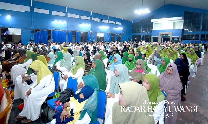 MEMBELUDAK: Jemaah menyimak tausiah dalam rangka peringatan Maulid Nabi Muhammad yang digelar DPD PKS dan DPC PKB Banyuwangi.