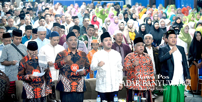 SOLID: Ketua DPD PKS Faisol Aziz (dua dari kiri), Wakil Ketua Tanfidz DPC PKB Muhammad Riza Azizy (tengah), Ketua DPW PKS Jatim Irwan Setiawan (empat dari kiri) menghadiri peringatan Maulid Nabi.